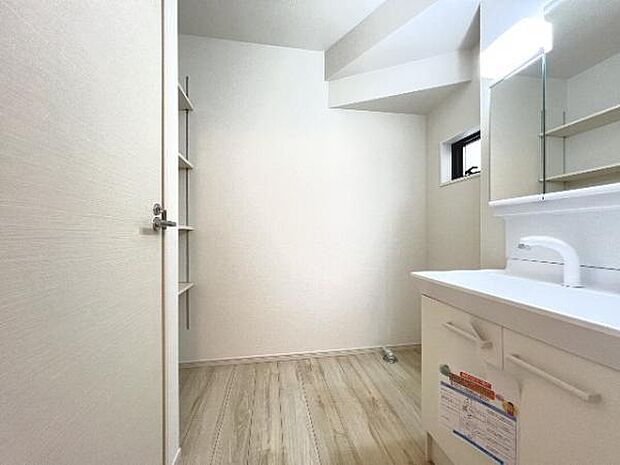 快適で清潔感がある脱衣スペースです。