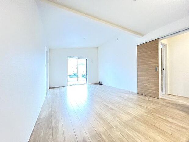 家族とゆったり時間を過ごせるリビングダイニング。