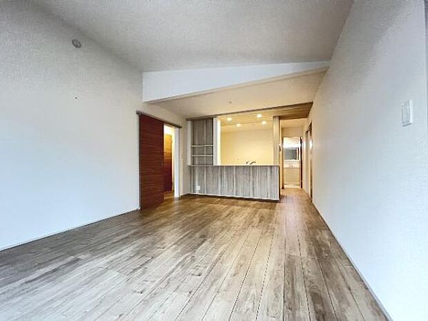 明るい日差しが入る風通しの良いリビングです。