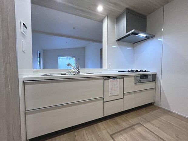 作業スペースが広く家事動線をゆったりと確保できるキッチンです。