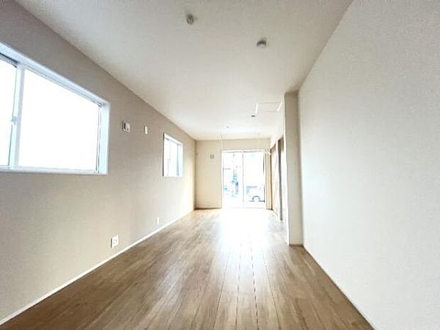 2面採光の明るい洋室です。