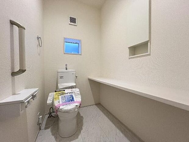 シャワー洗浄機能付のトイレは、清潔感が印象的な空間ですね。