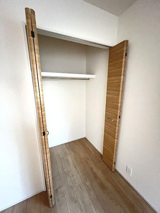 中の物を確認しやすく、取り出しやすい収納スペース。お部屋を広々とお使いいただけます。