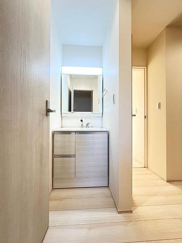 洗面化粧台です。朝の身支度から1日が始まります。