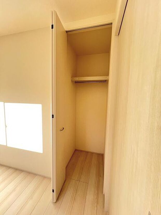 いつでもお部屋をスッキリお使い頂ける収納スペースを設置。