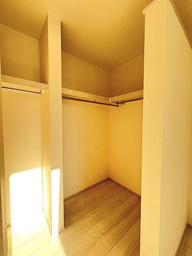 ウォークインクローゼットがあり収納スペースも豊富。季節物もスッキリ片付きそうです。