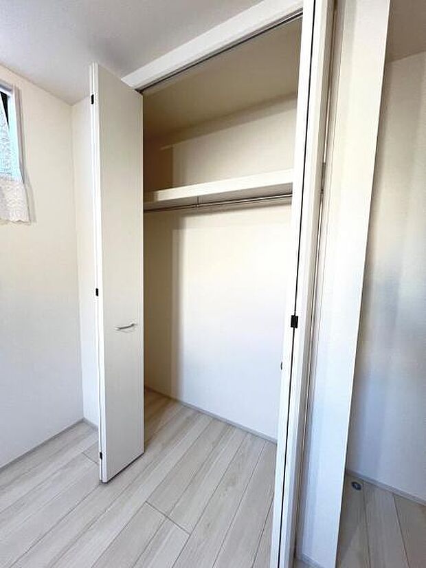いつでもお部屋をスッキリお使い頂ける収納スペースを設置。