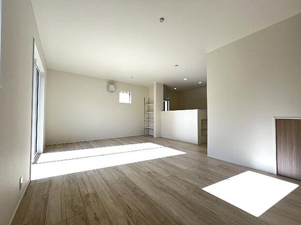 明るい日差しが入る風通しの良いリビングです。