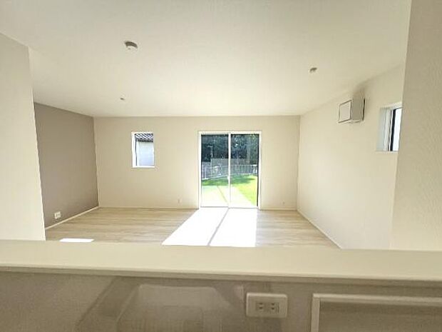 キッチンからリビングが見渡せ、お料理中もご家族の様子を見守れます