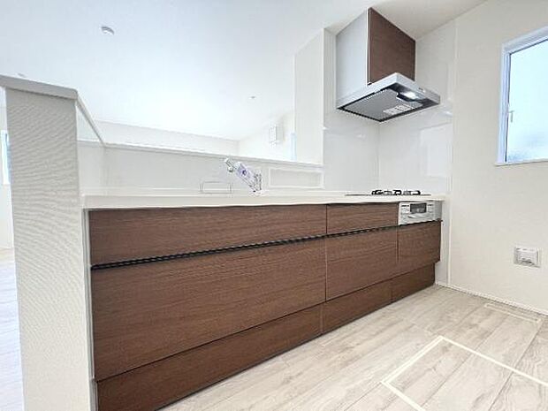 作業スペースが広く家事動線をゆったりと確保できるキッチンです。