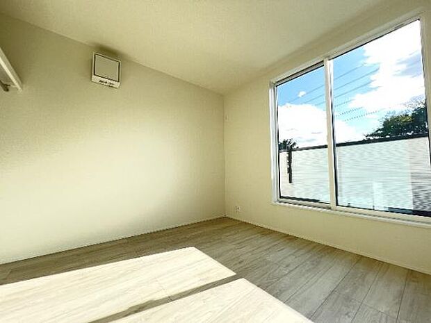 明るい広々とした主寝室でご家族ゆっくりお休みになれますね。