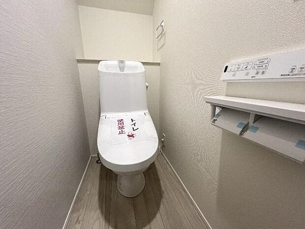 シャワー洗浄機能付のトイレは、清潔感が印象的な空間ですね。