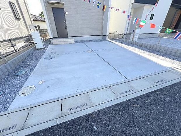 駐車場です。前面道路との高低差も少なく、スムーズに出入りできます。