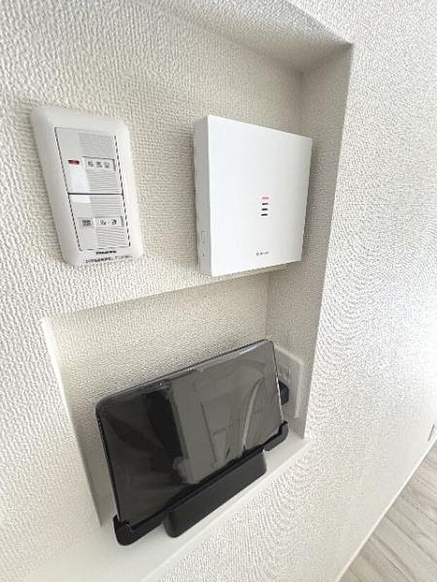 訪問者が一目で分かるTVモニタ付きインターフォンを装備した心強さも魅力なお住まいです。