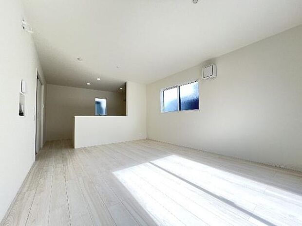 明るい日差しが入る風通しの良いリビングです。