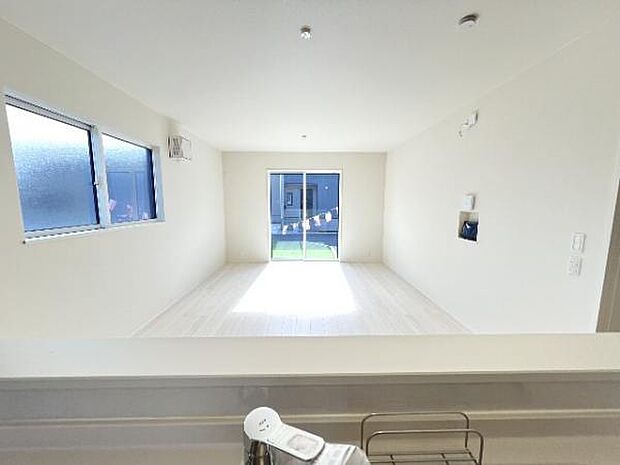 キッチンからリビングが見渡せ、お料理中もご家族の様子を見守れます