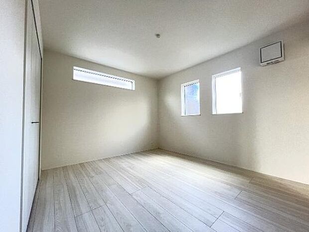 明るい広々とした主寝室でご家族ゆっくりお休みになれますね。