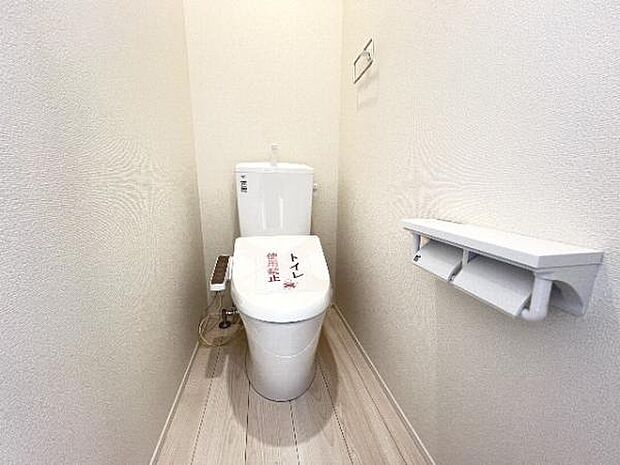 シャワー洗浄機能付のトイレは、清潔感が印象的な空間ですね。