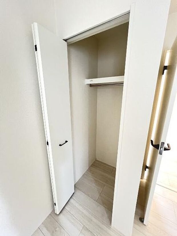 中の物を確認しやすく、取り出しやすい収納スペース。お部屋を広々とお使いいただけます。