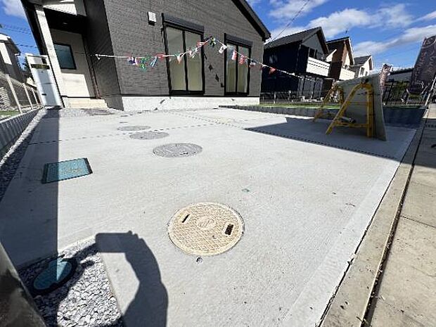 駐車場です。前面道路との高低差も少なく、スムーズに出入りできます。