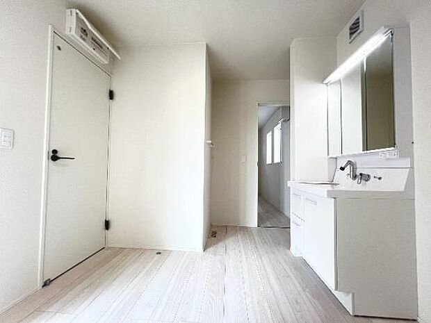 快適で清潔感がある脱衣スペースです。