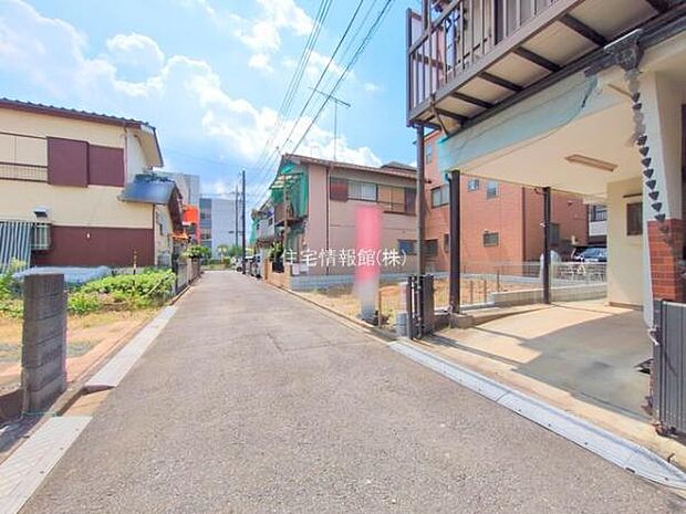 前面道路を含めた現地写真です。