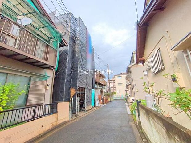 前面道路を含めた現地写真です。