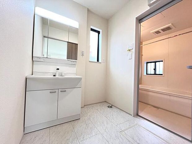 洗面化粧台です。朝の身支度から1日が始まります。