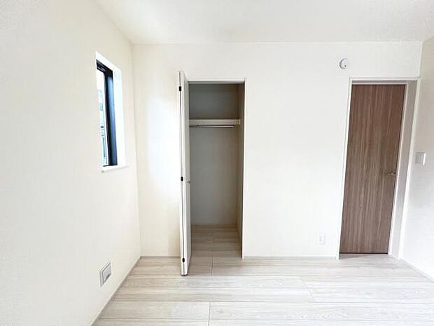 いつでもお部屋をスッキリお使い頂ける収納スペースを設置。