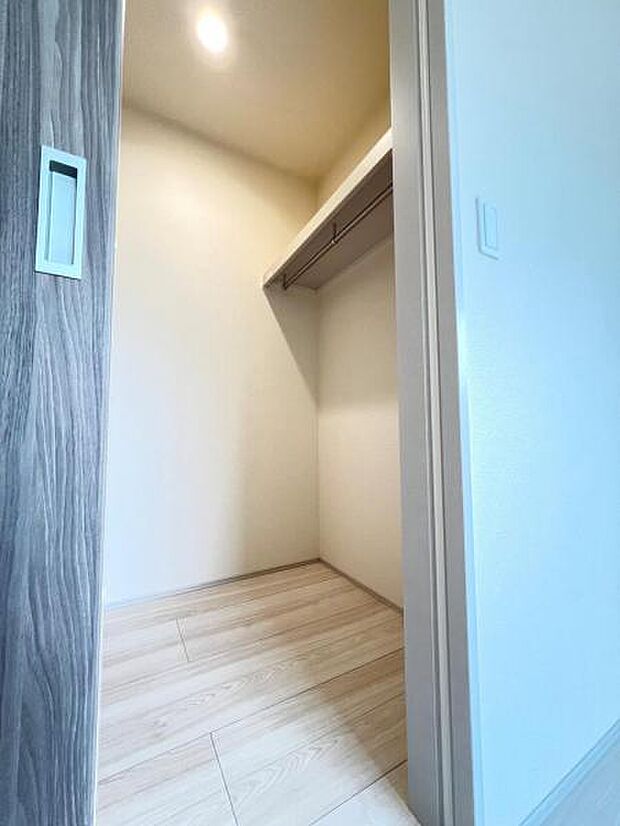 ウォークインクローゼットがあり収納スペースも豊富。季節物もスッキリ片付きそうです。
