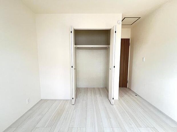 いつでもお部屋をスッキリお使い頂ける収納スペースを設置。