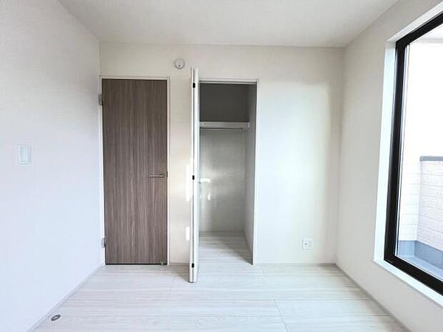 いつでもお部屋をスッキリお使い頂ける収納スペースを設置。