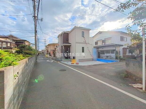 前面道路を含めた現地写真です。