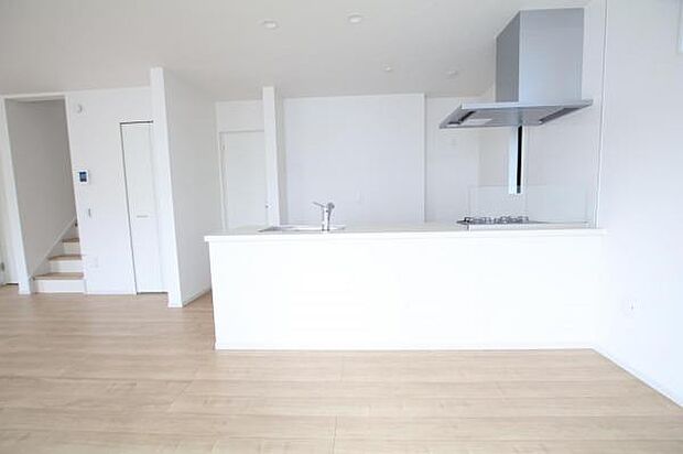 お食事中もキッチンと会話が楽しめるダイニングスペース。