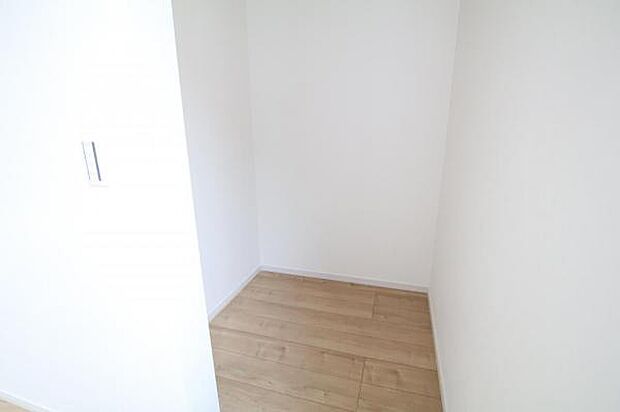 ウォークインクローゼットがあり収納スペースも豊富。季節物もスッキリ片付きそうです。