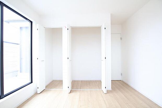 いつでもお部屋をスッキリお使い頂ける収納スペースを設置。