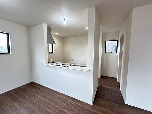 お食事中もキッチンと会話が楽しめるダイニングスペース。