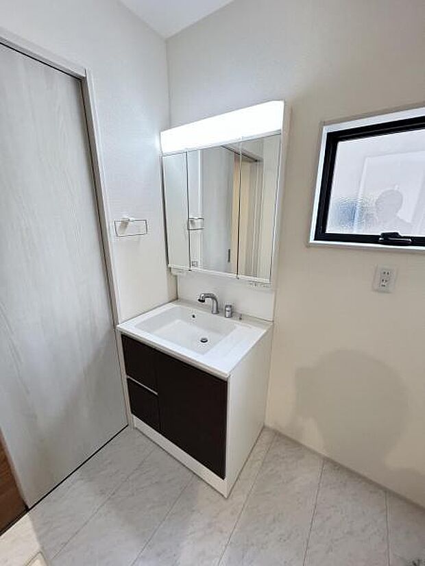 洗面化粧台です。朝の身支度から1日が始まります。