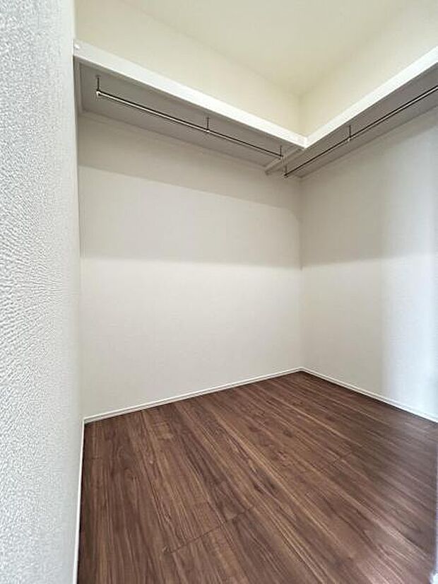 ウォークインクローゼットがあり収納スペースも豊富。季節物もスッキリ片付きそうです。