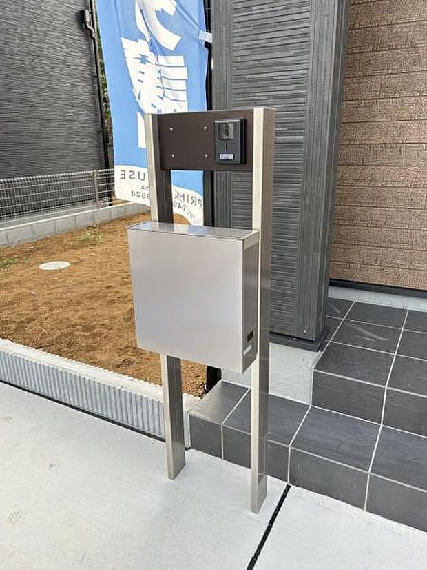 TVドアホンとポストが付いた門柱です。