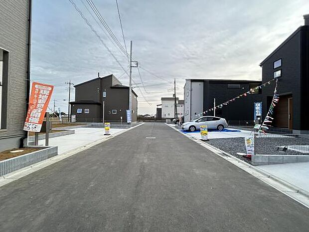 前面道路を含めた現地写真です。