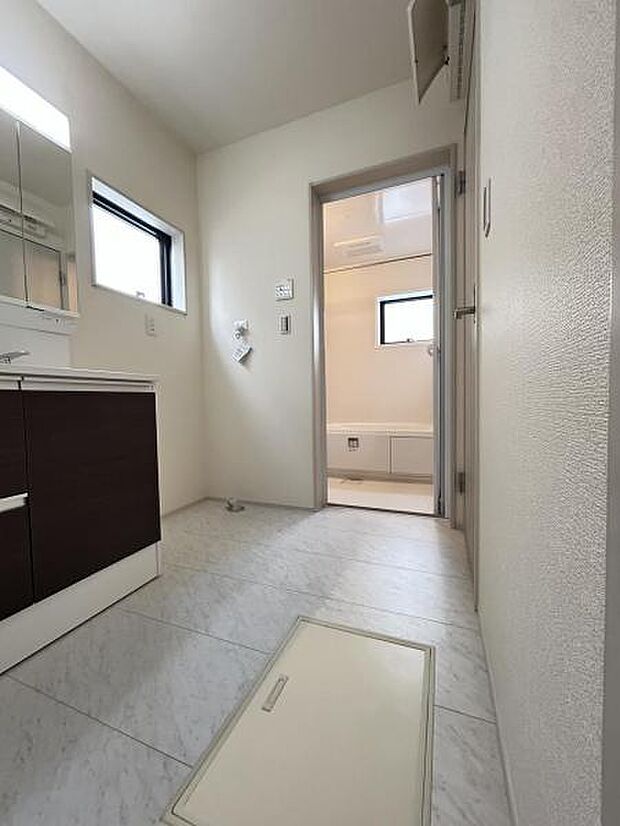 脱衣所は小さなお子様がいるご家庭にも重宝されます。