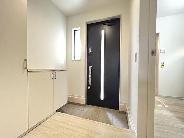 綺麗で明るい玄関でお客様をお迎えいただけます。