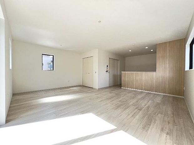 ご家族みんながゆったりくつろげる広々リビングです。