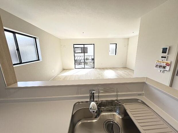 カウンターキッチン越しに会話も楽しめるダイニングキッチン。