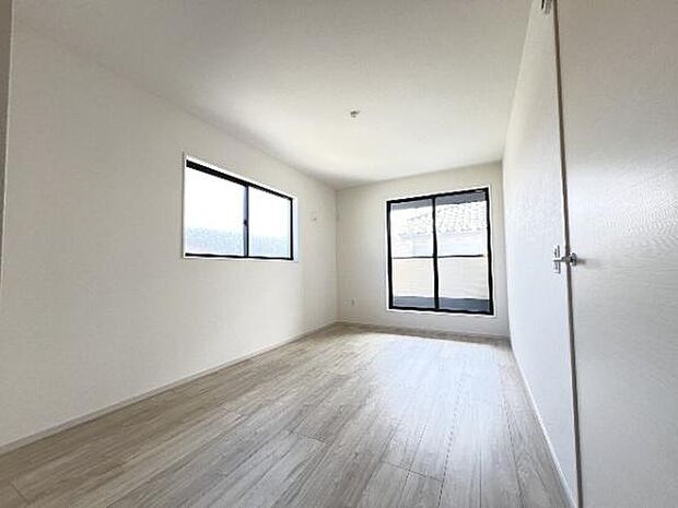 明るい広々とした主寝室でご家族ゆっくりお休みになれますね。