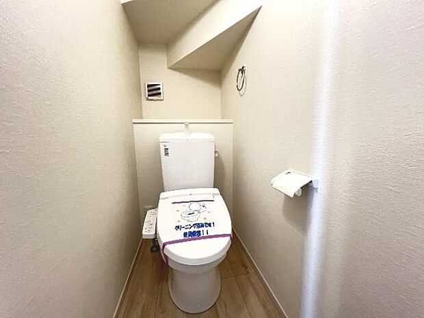 シャワー洗浄機能付のトイレは、清潔感が印象的な空間ですね。