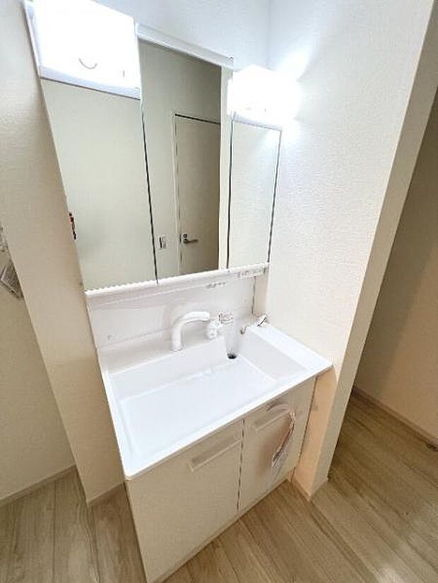 シャワー付き洗面化粧台です。手軽にシャンプーができ、お掃除もしやすいですね。