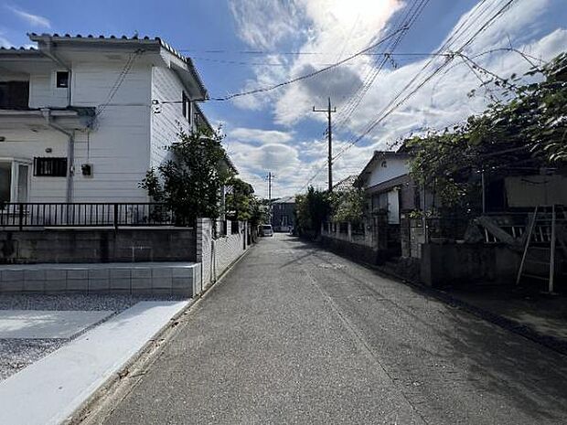 前面道路を含めた現地写真です。