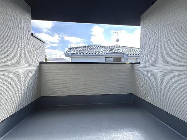 ルーフバルコニーは開放感があり、洗濯物を干すだけでなく、ご家族に合わせた楽しみ方ができますね。